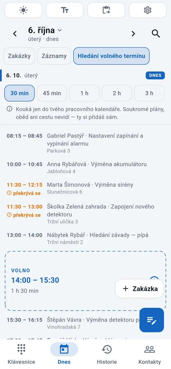 Hledání volného termínu: délky na výběr, dnešní zakázky s vyznačenými překryvy a mezi nimi zvýrazněný volný termín (14:00–15:30) s tlačítkem Zakázka.