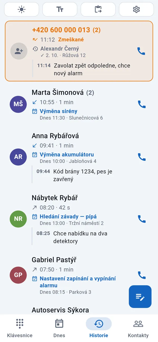 Historie hovorů: zvýrazněný zmeškaný hovor, pod ním volající s jejich zakázkami a poznámkami.