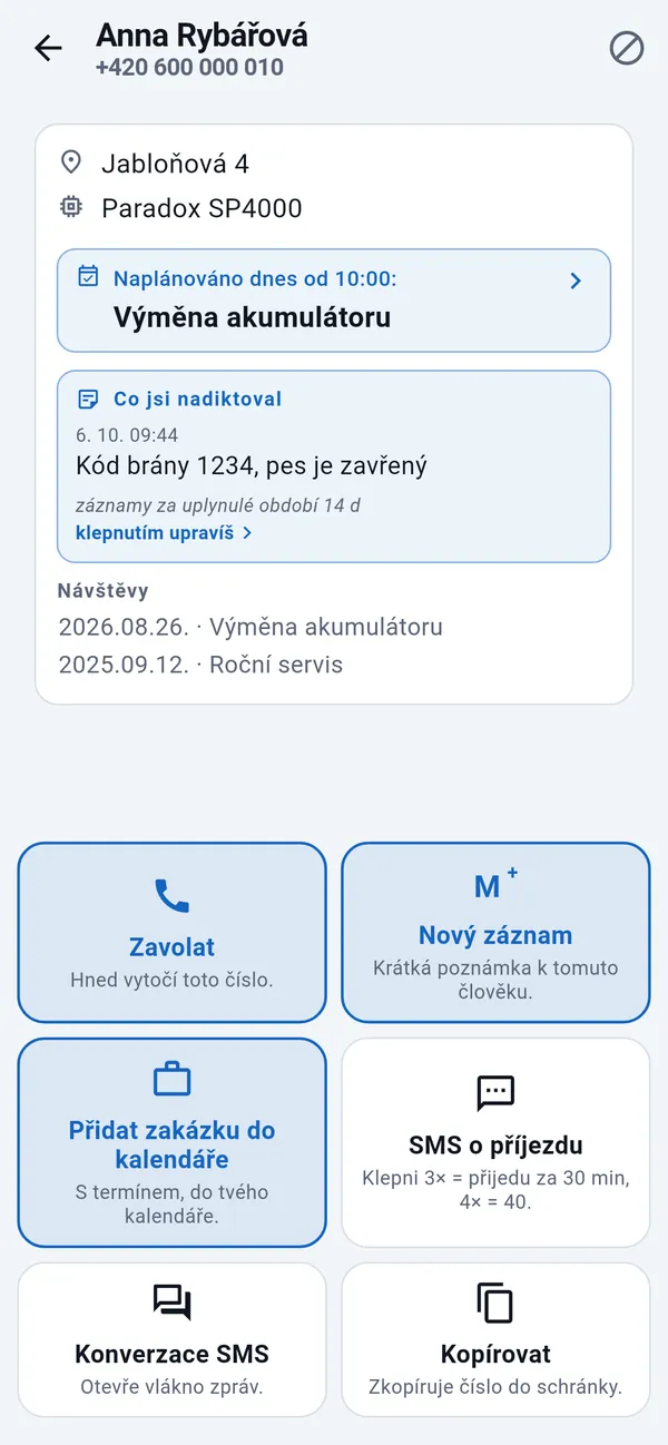 Stránka zákazníka s adresou, naplánovanou zakázkou, minulými návštěvami a dlaždicemi: Zavolat, Nový záznam, Přidat zakázku do kalendáře, SMS o příjezdu.