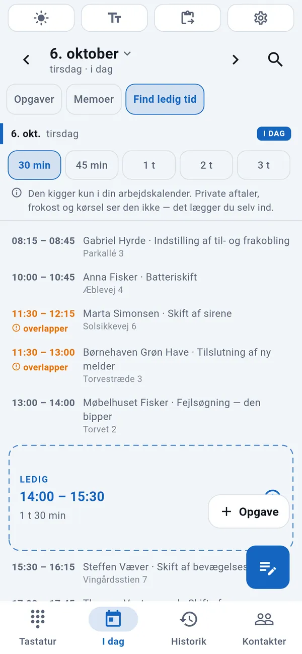 Find ledig tid: varighederne at vælge mellem, dagens opgaver med overlap markeret og imellem dem en ledig tid (14:00–15:30) fremhævet med knappen Opgave.