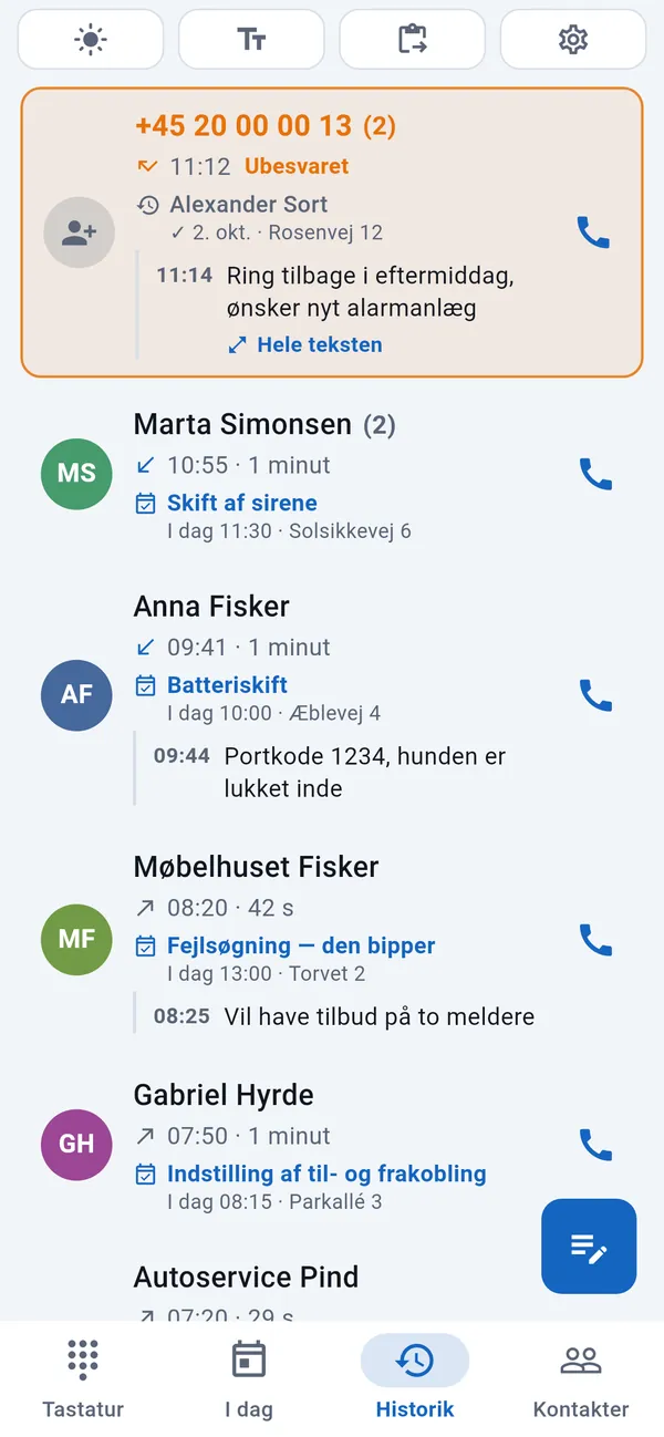 Historik: et ubesvaret opkald fremhævet øverst, derunder opkalderne med deres opgaver og noter.