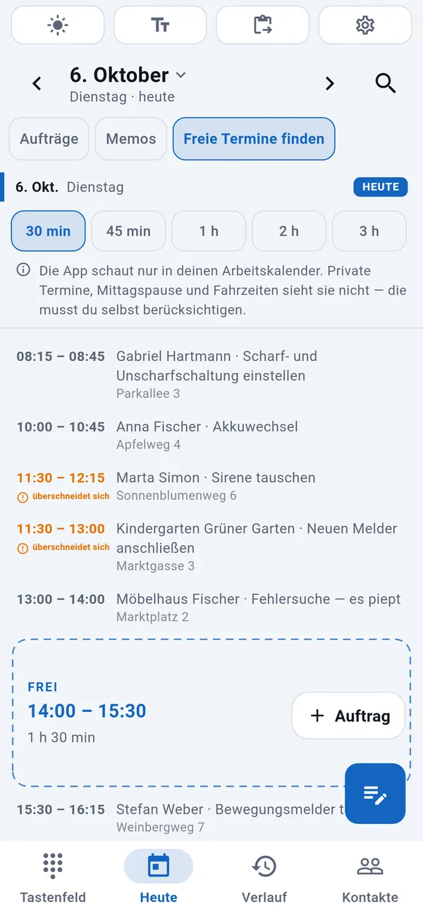 Freie Termine finden: wählbare Dauer, die heutigen Aufträge mit markierten Überschneidungen und dazwischen hervorgehoben ein freies Zeitfenster (14:00–15:30) mit der Schaltfläche „Auftrag“.