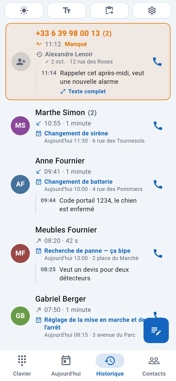 Historique : un appel manqué mis en évidence en haut, puis les appelants avec leur intervention et leurs notes.