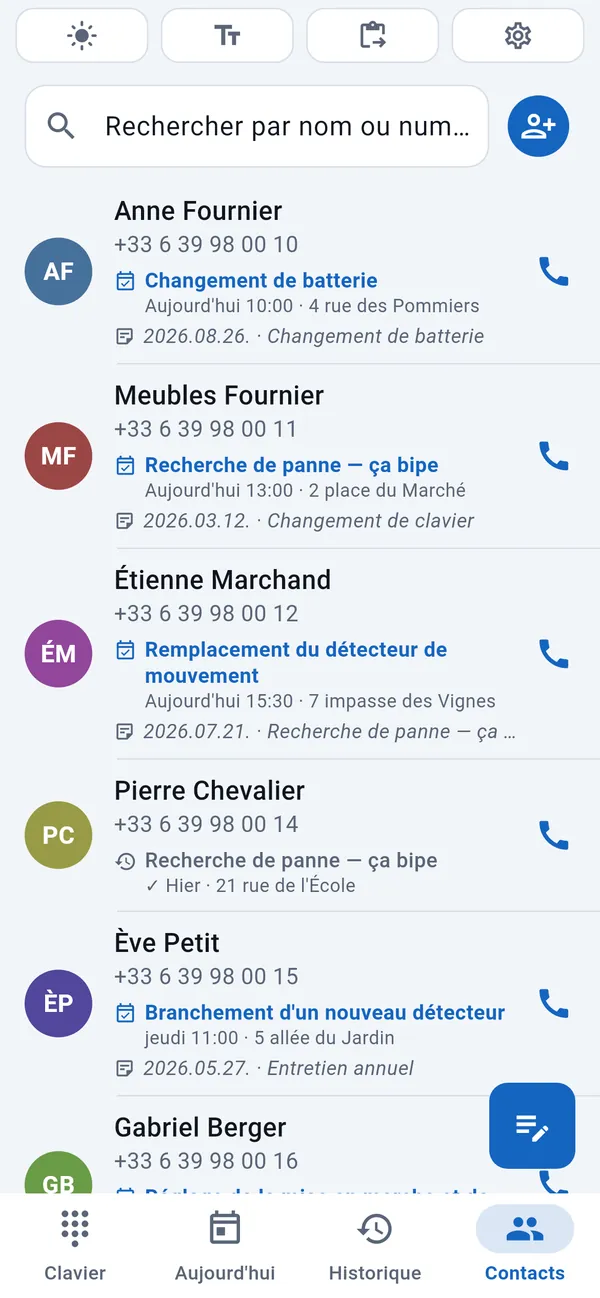 Liste de contacts des clients, chacun avec la date et le type de son intervention.
