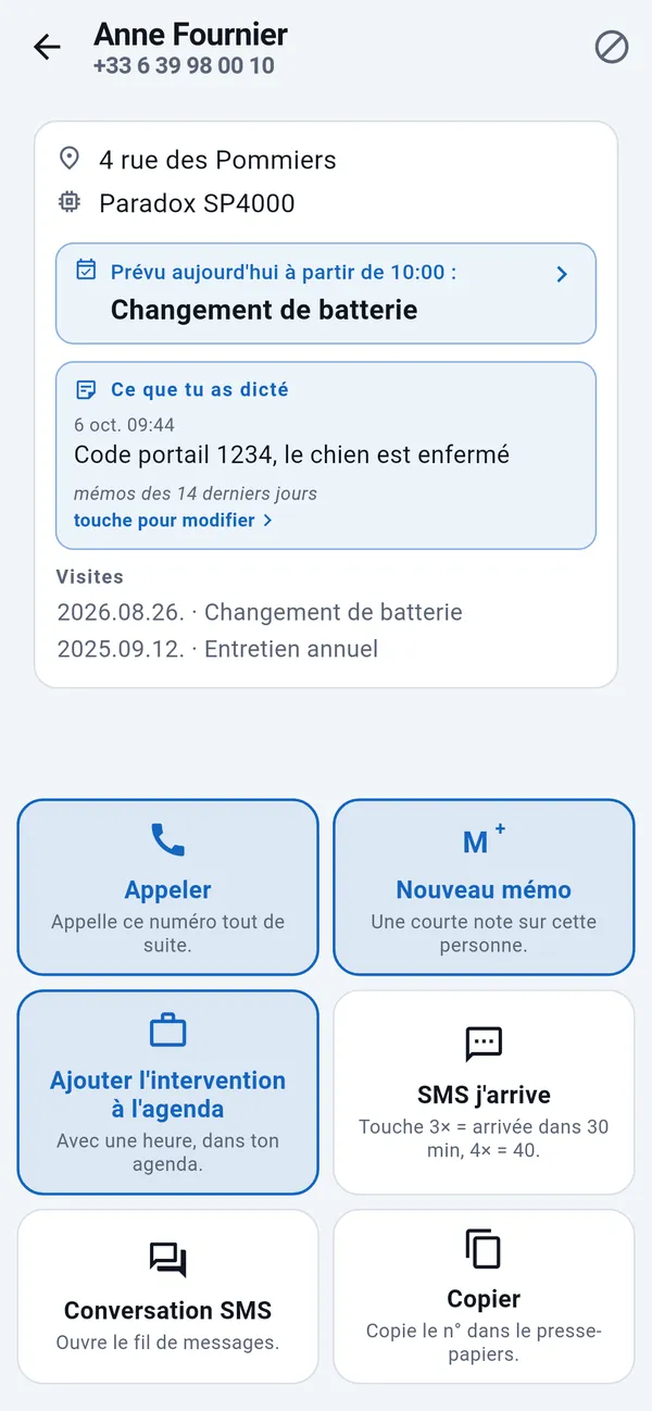 Fiche client avec l'adresse, l'intervention prévue, le mémo dicté, les visites précédentes et les tuiles Appeler, Nouveau mémo, Ajouter l'intervention à l'agenda, SMS j'arrive, Conversation SMS et Copier.