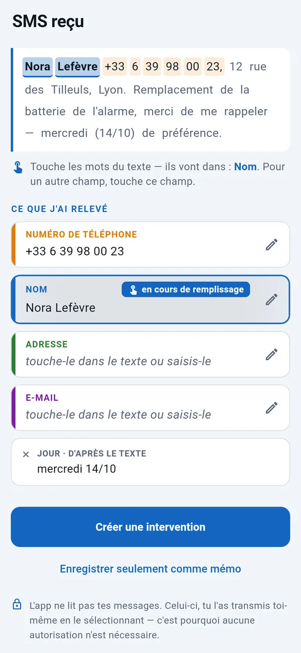 SMS collé avec le numéro de téléphone et le jour détectés, le nom en cours de remplissage ; champs adresse et e-mail à toucher ; en dessous, le bouton Créer une intervention.