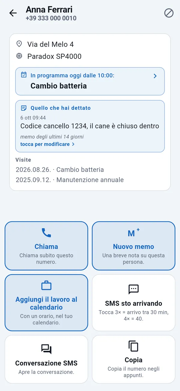 Pagina del cliente con indirizzo, lavoro in programma, visite passate e riquadri rapidi: Chiama, Nuovo memo, Aggiungi il lavoro al calendario, SMS sto arrivando.
