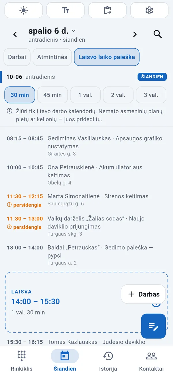 Laisvo laiko paieška: pasirenkamos trukmės, šiandienos darbai su pažymėtais persidengimais ir tarp jų paryškintas laisvas laikas (14:00–15:30) su mygtuku „Darbas“.