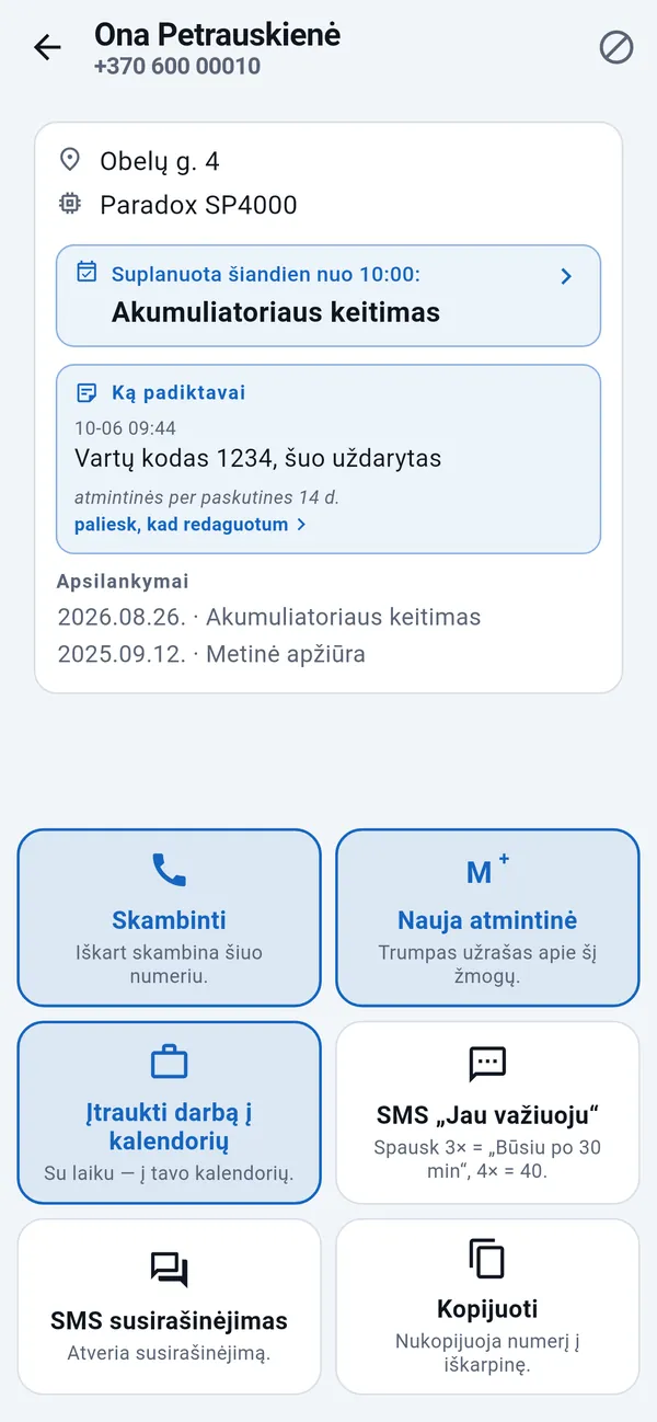 Kliento puslapis su adresu, suplanuotu darbu, apsilankymais ir greitosiomis plytelėmis: „Skambinti“, „Nauja atmintinė“, „Įtraukti darbą į kalendorių“, SMS „Jau važiuoju“.