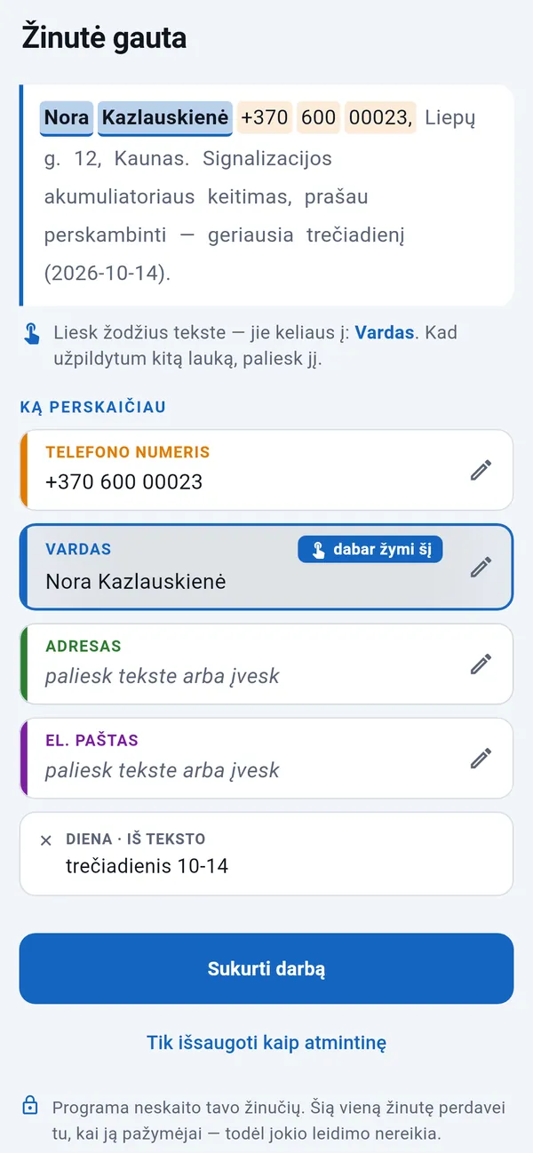 Įklijuota SMS žinutė: rastas telefono numeris ir diena, pildomas vardas; adreso ir el. pašto laukai, kuriuos galima užpildyti paliečiant tekstą; apačioje mygtukas „Sukurti darbą“.