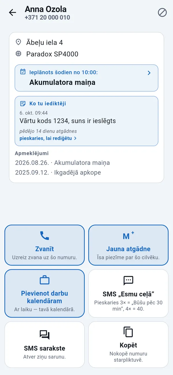 Klienta lapa ar adresi, ieplānoto darbu, iediktēto piezīmi, apmeklējumiem un ātrajām pogām: Zvanīt, Jauna atgādne, Pievienot darbu kalendāram, SMS „Esmu ceļā”.