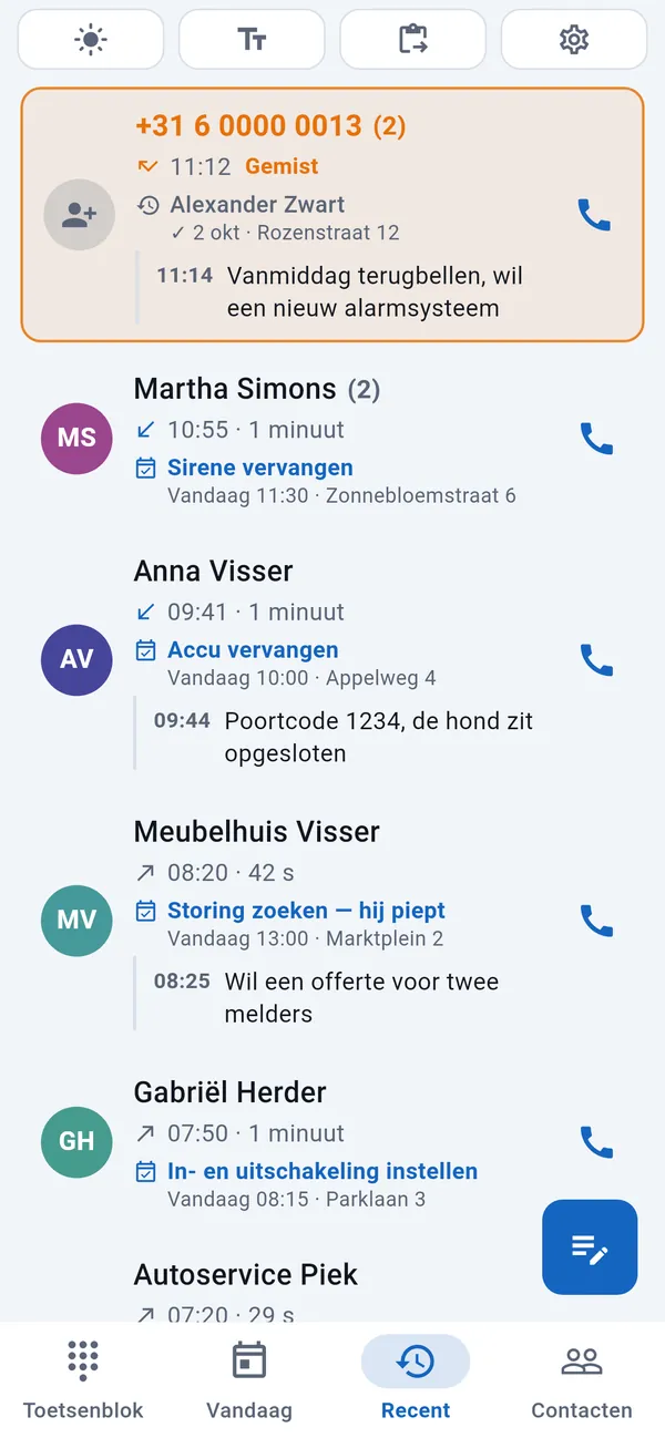 Tabblad Recent: een gemiste oproep oranje gemarkeerd, daaronder de bellers met hun klussen en notities.