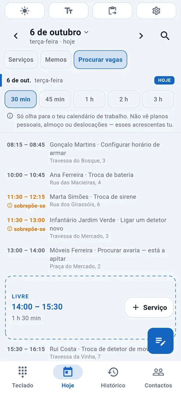 Procurar vagas: as durações à escolha (30 min a 3 h), os serviços de hoje com as sobreposições assinaladas e, entre eles, uma vaga livre (14:00–15:30) em destaque com o botão Serviço.