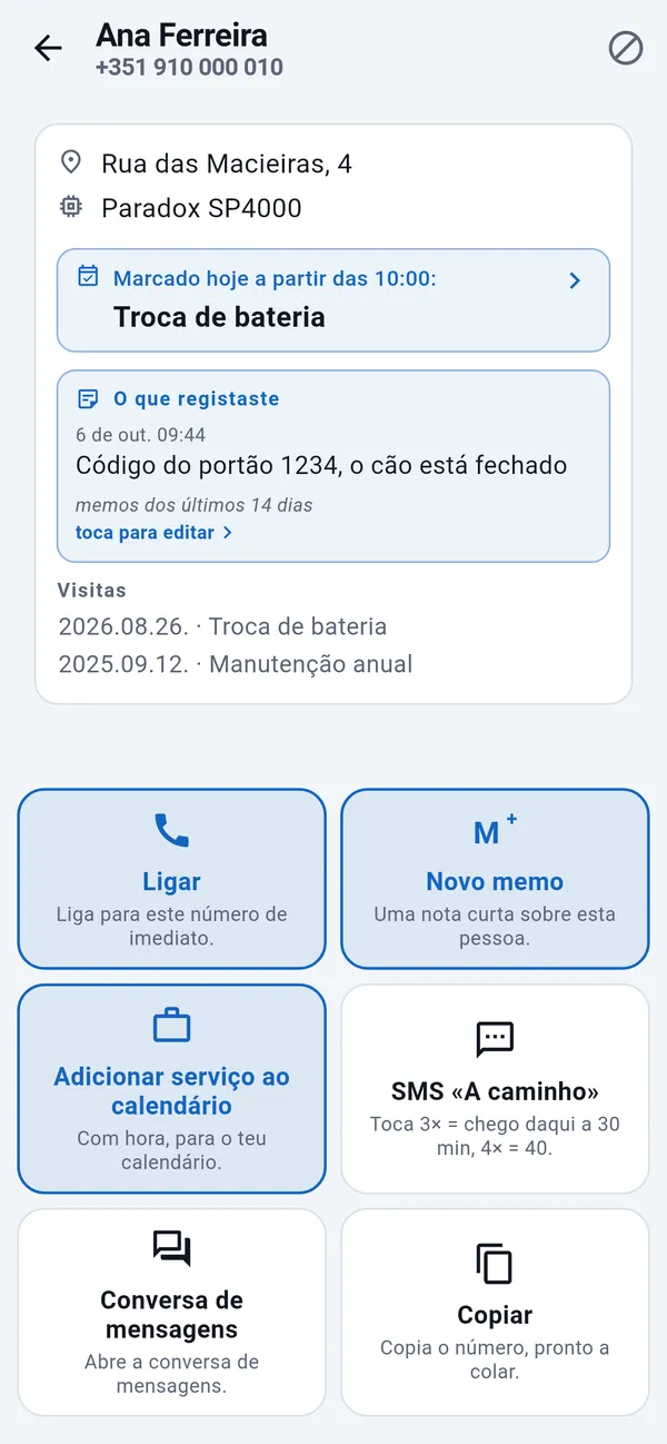 Página do cliente com morada, equipamento, serviço marcado, visitas anteriores e atalhos: Ligar, Novo memo, Adicionar serviço ao calendário, SMS «A caminho».
