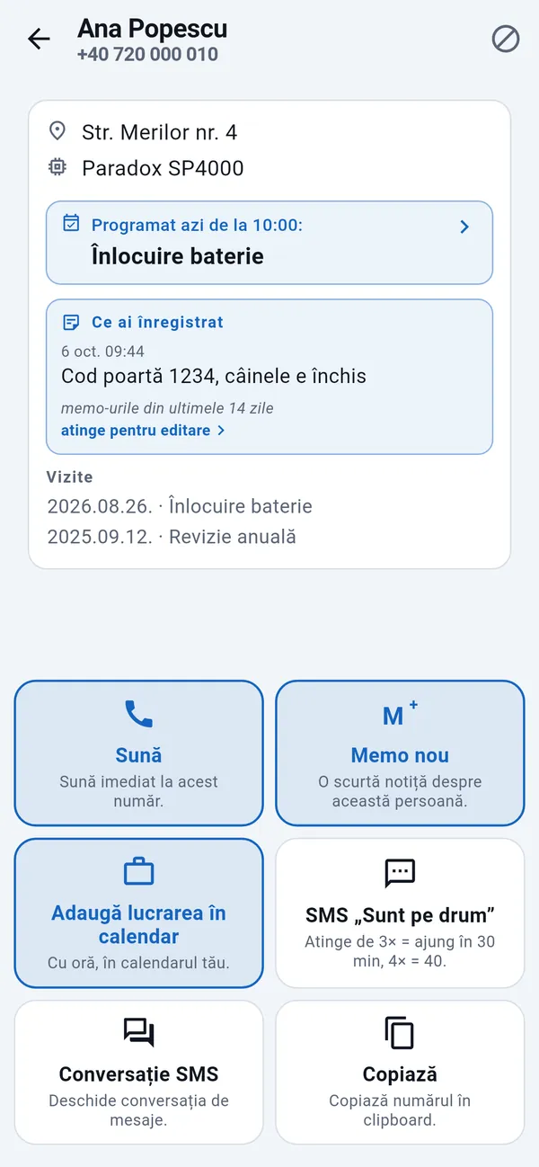 Fișa clientului cu adresă, echipament, lucrarea programată, vizitele anterioare și butoanele rapide: Sună, Memo nou, Adaugă lucrarea în calendar, SMS „Sunt pe drum”.