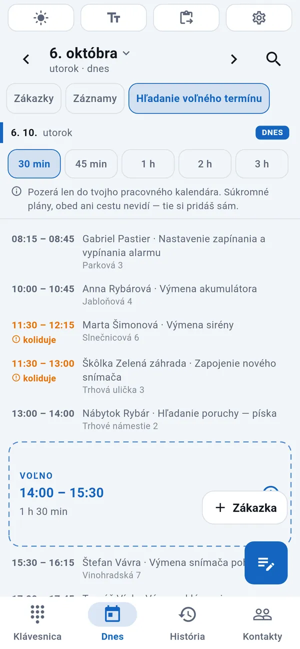 Hľadanie voľného termínu: dĺžky na výber, dnešné zákazky s vyznačenými prekrytiami a medzi nimi zvýraznený voľný termín (14:00–15:30) s tlačidlom Zákazka.