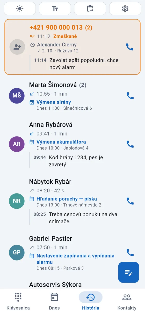 História hovorov: zvýraznený zmeškaný hovor, pod ním volajúci s ich zákazkami a poznámkami.