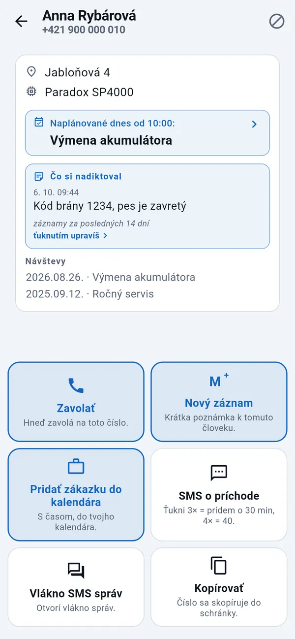 Karta zákazníka s adresou, zariadením, naplánovanou zákazkou, minulými návštevami a dlaždicami: Zavolať, Nový záznam, Pridať zákazku do kalendára, SMS o príchode.