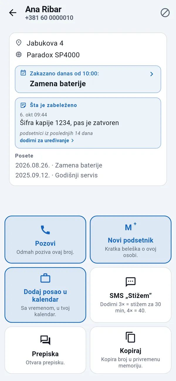 Stranica klijenta sa adresom, zakazanim poslom, prošlim posetama i pločicama: Pozovi, Novi podsetnik, Dodaj posao u kalendar, SMS „Stižem”.