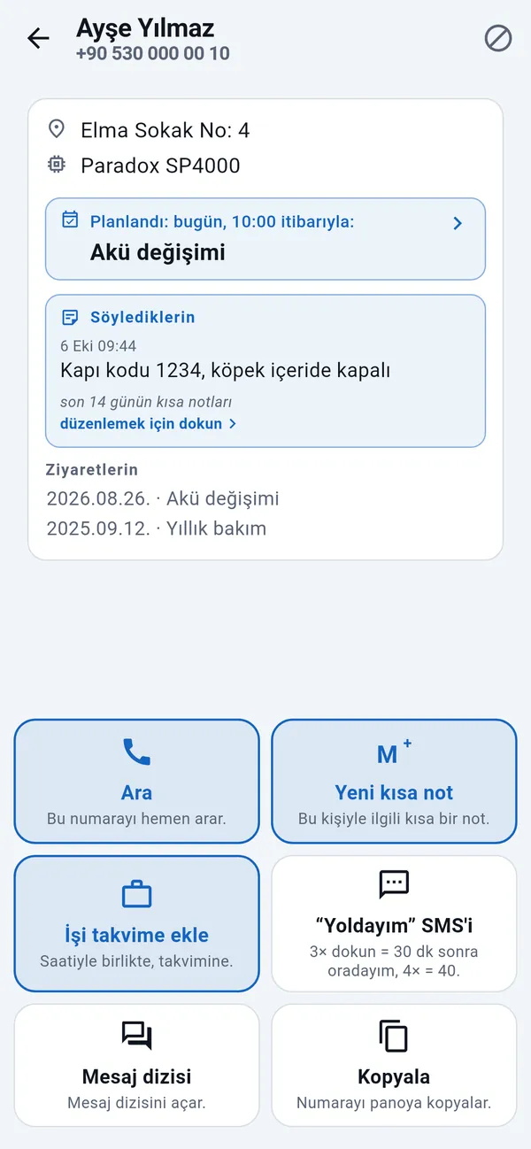 Müşteri sayfası: adres, planlanan iş, önceki ziyaretler ve hızlı kutucuklar: Ara, Yeni kısa not, İşi takvime ekle, “Yoldayım” SMS'i.